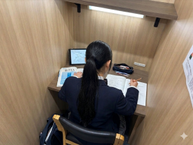 城南コベッツ新百合ヶ丘教室の高校生専用自習室_静かな環境で集中して数学を学習する生徒.png