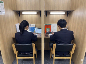 城南コベッツ新百合ヶ丘教室の高校生専用自習室_静かな環境で集中して学習する生徒.png