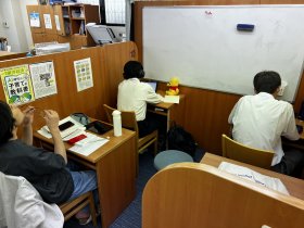黙々と自分の課題に挑む高校生