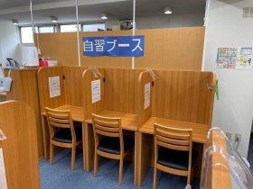 1階の教室　小中学生の自習ブースのサムネイル画像のサムネイル画像